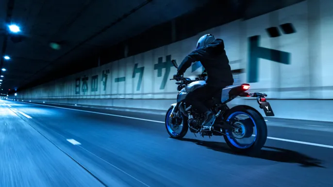 2026-Yamaha-MT125A-EU-Ice_Storm-Action-007-03