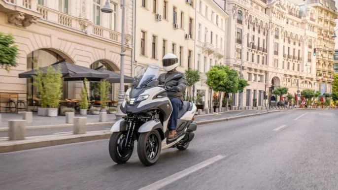 2026-Yamaha-LMW300ABYM-EU-Milky_White-Action-005-03