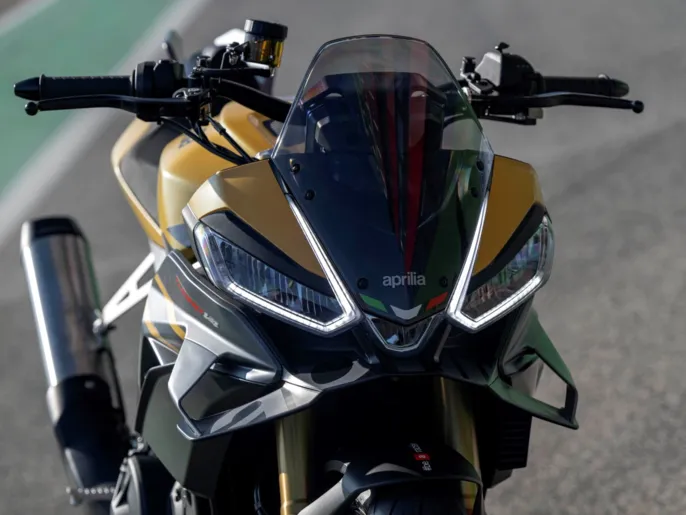 Aprilia_TuonoV4_wall-image_1920x1440_5