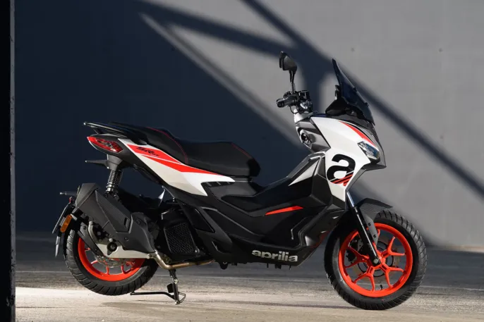 Aprilia_SR-GT-Sport-125_gallery_1_11zon