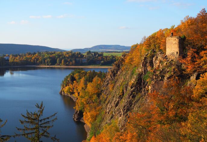 Přírodní_rezervace_Oheb_(04)_-_vodní_nádrž_Seč_a_hrad_Oheb