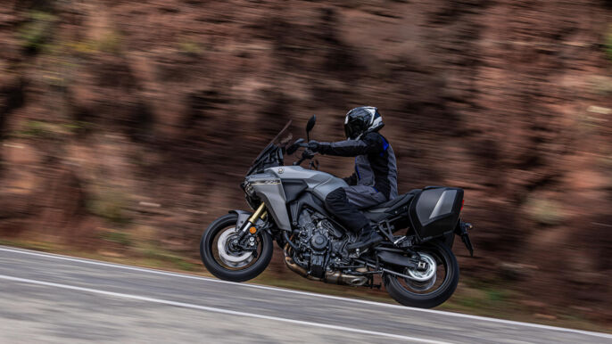 2025-Yamaha-MT09ATRDXS-EU-Ceramic_Ice-Action-004-03