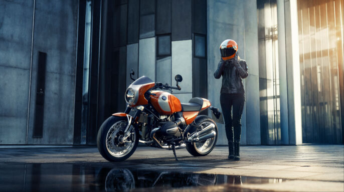 P90579815_highRes_bmw-r-12-s-the-backg