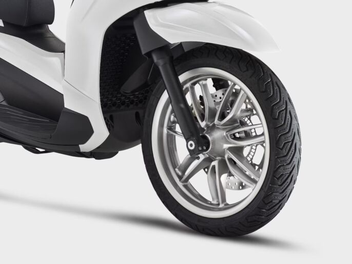 Piaggio_Beverly-310_Wall-img_1920x1440_Ruota-ant_1