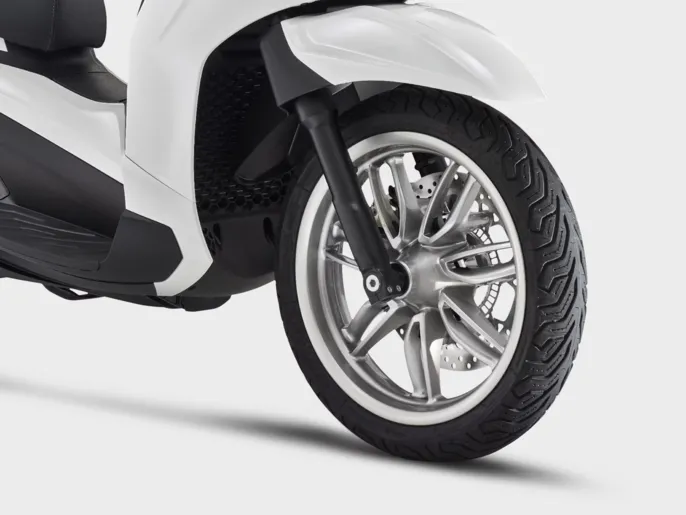 Piaggio_Beverly-310_Wall-img_1920x1440_Ruota-ant_1