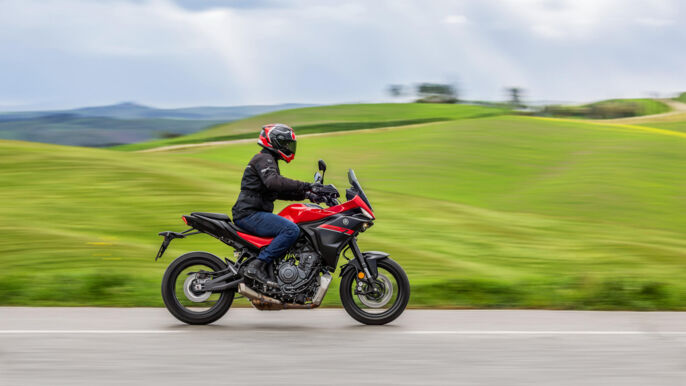 2025-Yamaha-MT07TR-EU-Redline-Action-008-03