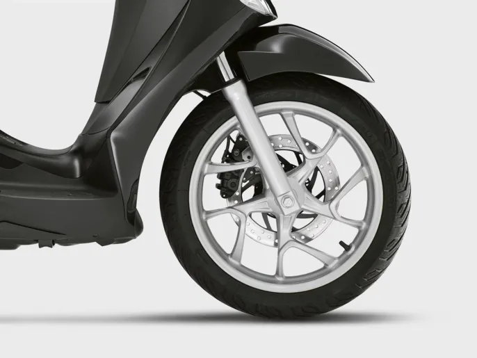 Piaggio_Medley-200_2025_Wall-img_1920x1440_Ruota-ant_1