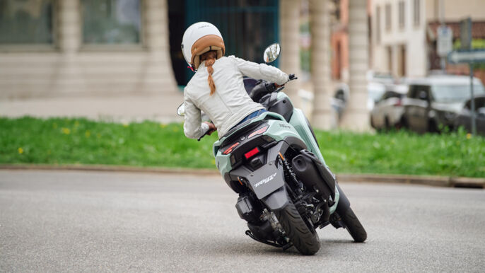 2025-Yamaha-LMW125AYM-EU-Zen_Green-Action-013-03