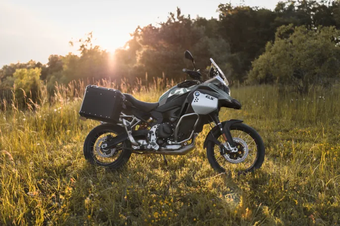 P90608190_highRes_bmw-motorrad-model-r