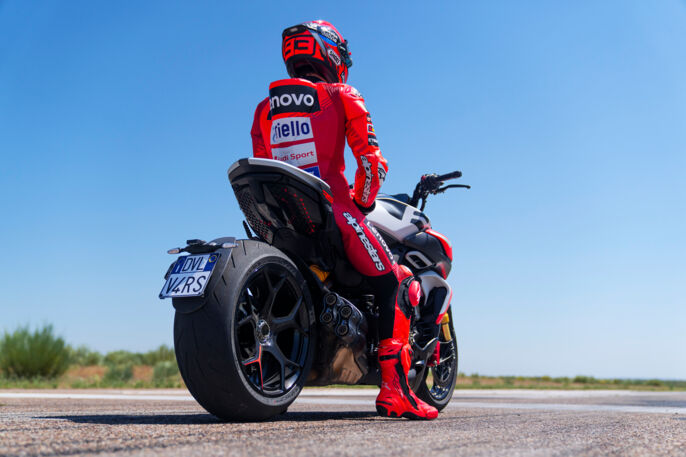 MY26_DIAVELV4_RS_DYNAMIC _18__UC843623_High