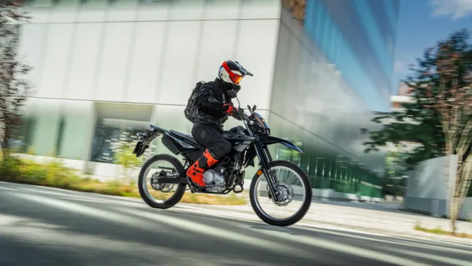 2026-Yamaha-WR125-EU-Yamaha_Black-Action-003-03