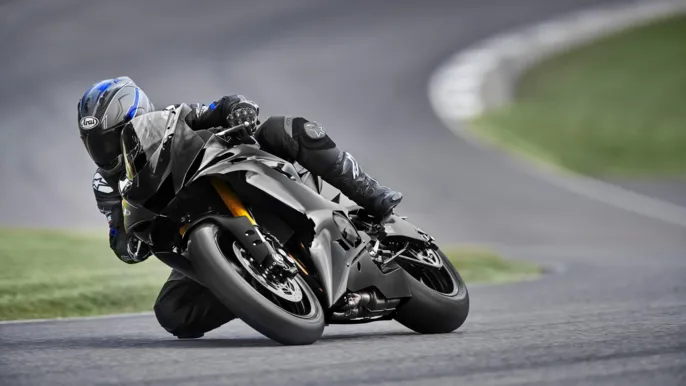 2025-Yamaha-YZF600R6RCOMP-EU-Tech_Black-Action-001-03