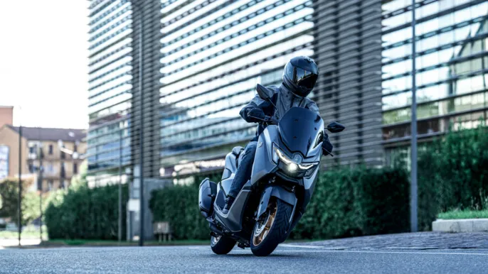 2026-Yamaha-G150SV-EU-Crystal_Graphite-Action-003-03