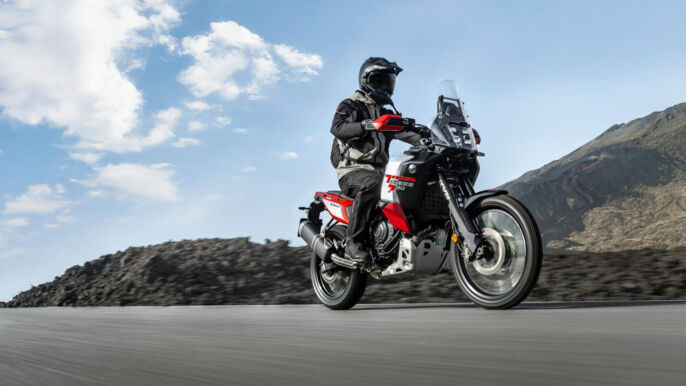 2026-Yamaha-XTZ700D-EU-Redline_White-Action-024-03