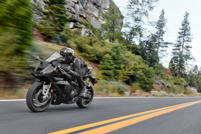 2026-Yamaha-YZF900R9-EU-Tech_Black-Action-001-03