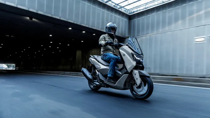 2026-Yamaha-G125YMSV-EU-Ceramic_Grey-Action-010-03