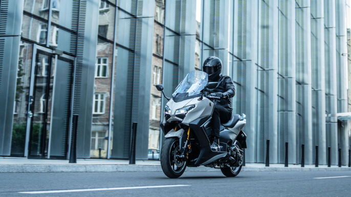 2026-Yamaha-XP500ADX-EU-Ceramic_Grey-Action-009-03