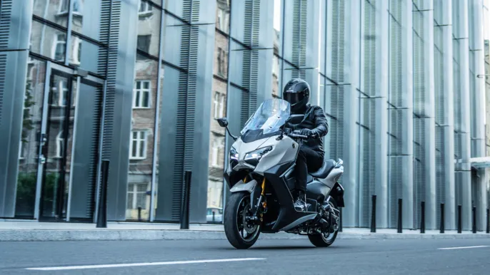 2026-Yamaha-XP500ADX-EU-Ceramic_Grey-Action-009-03