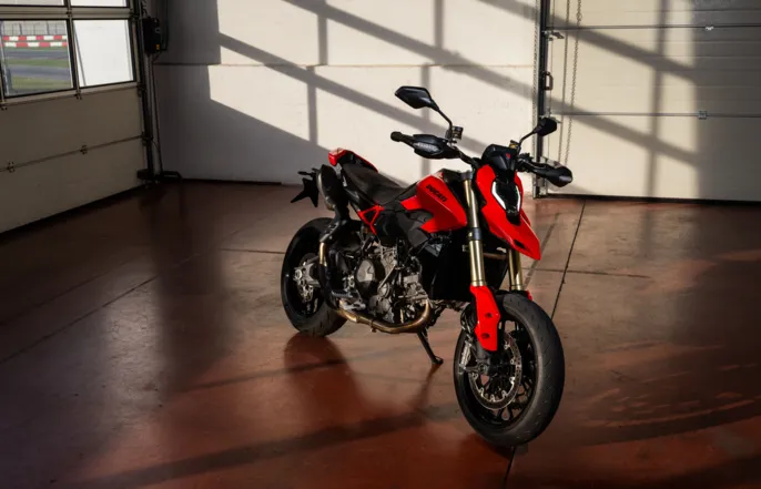 MY26_HYPERMOTARD_V2_STATIC_ON_LOCATION _20__UC873961_High