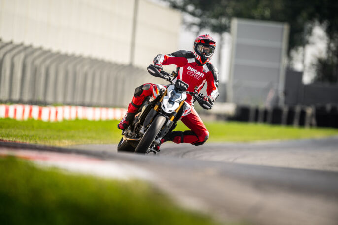 MY26_HYPERMOTARD_V2S_DYNAMIC _15__UC874049_High