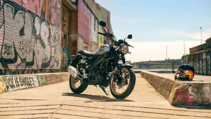 2026-Yamaha-XS125SV-EU-Legend_Silver-Static-001-03