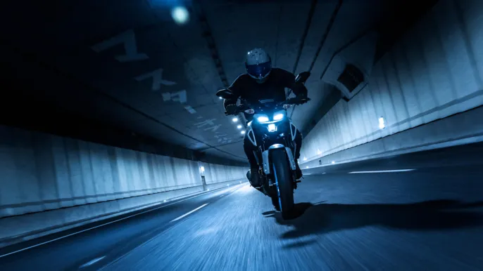 2026-Yamaha-MT125A-EU-Ice_Storm-Action-005-03