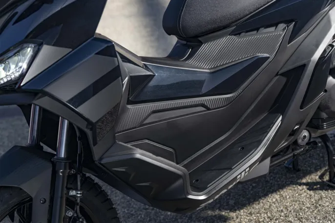 Aprilia_SR-GT_close-up_1920x1280_pedane_11zon