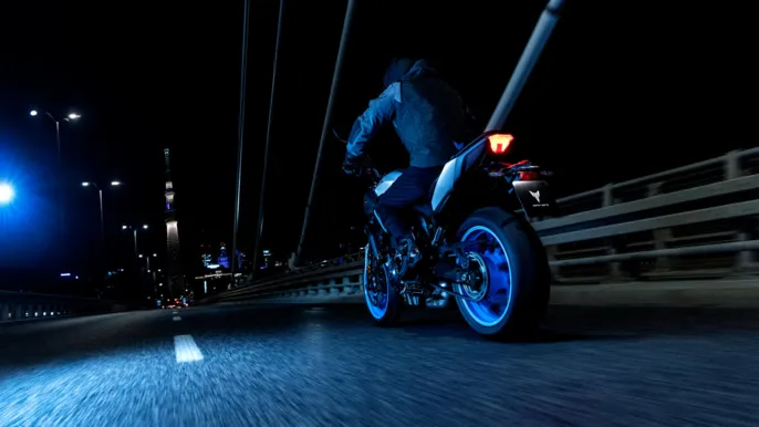 2027-Yamaha-MT07AS-EU-Ice_Storm-Action-011-03
