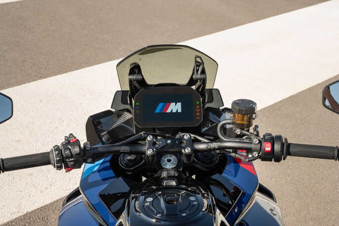 P90527451_highRes_the-new-bmw-m-1000-x