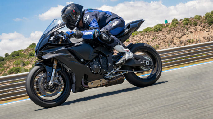 2025_YAM_YZF1000R1COMP_EU_MDNM6_ACT_002_03_preview