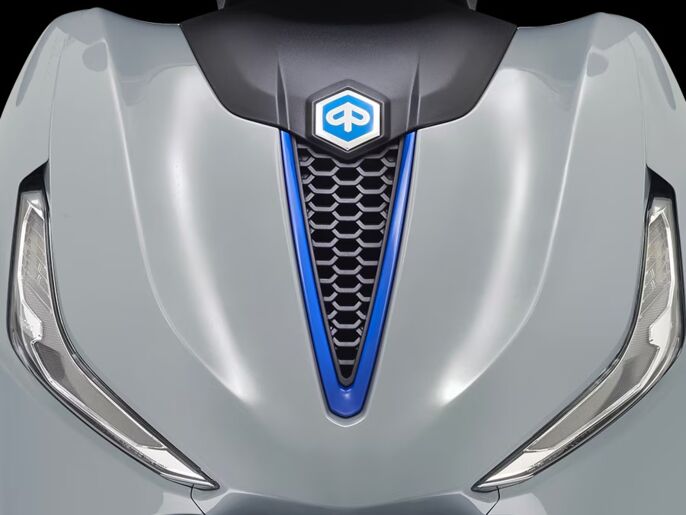 Piaggio_Beverly-310-S_close-up_900x675_Cravattino_1