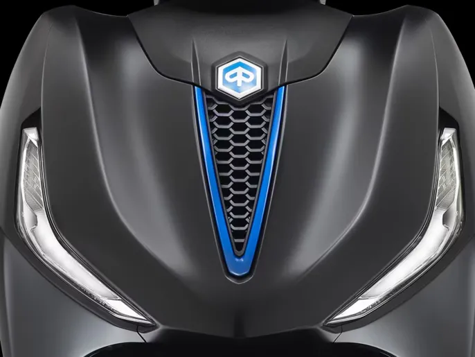 Piaggio_Beverly-400-S_close-up_900x675_Cravattino_1