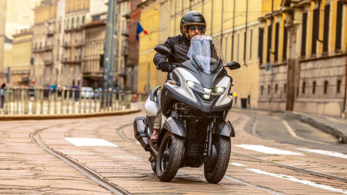 2025_YAM_LMW300YM_EU_WM6_ACT_003_03_preview