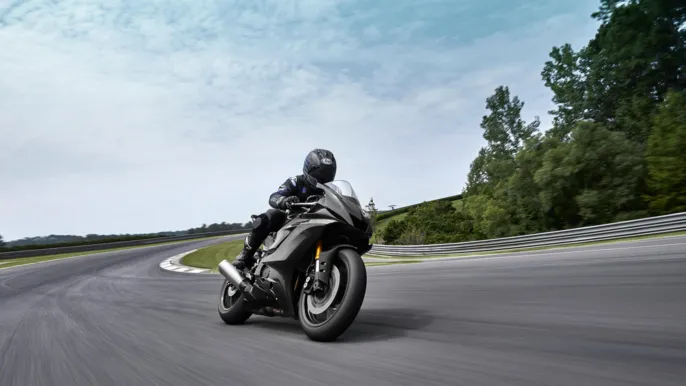 2025-Yamaha-YZF600R6RCOMP-EU-Tech_Black-Action-004-03