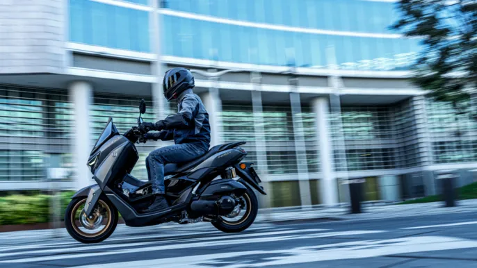 2026-Yamaha-G150SV-EU-Crystal_Graphite-Action-009-03