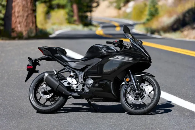 2026-Yamaha-YZFR320-EU-Midnight_Black-Static-002-03
