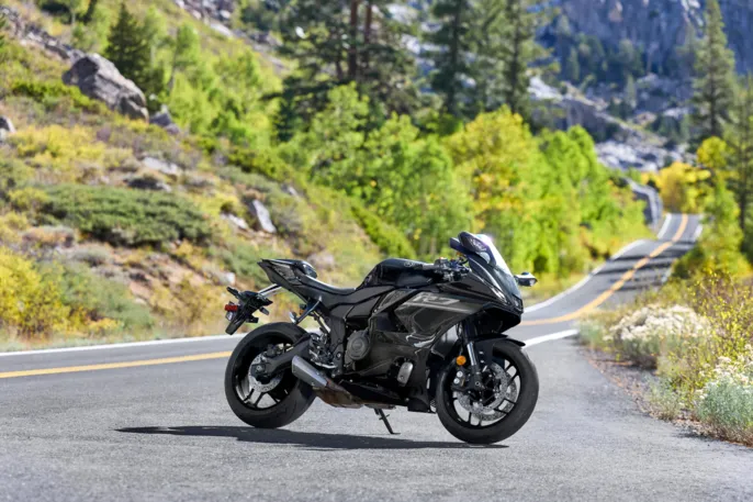 2026-Yamaha-YZF700R7-EU-Midnight_Black-Static-002-03