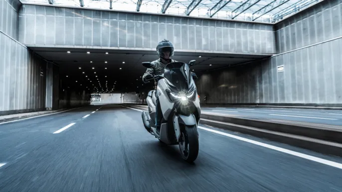 2026-Yamaha-G125YMSV-EU-Ceramic_Grey-Action-002-03