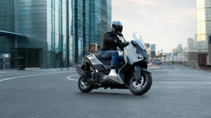 2026-Yamaha-XMAX125ASPH-EU-Ceramic_Grey-Action-003-03