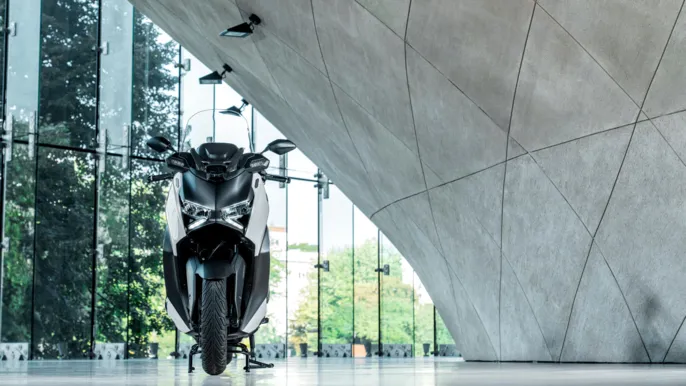 2026-Yamaha-XMAX300ASVH-EU-Ceramic_Grey-Static-002-03