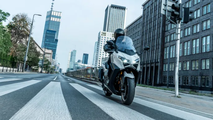 2026-Yamaha-XP500ADX-EU-Ceramic_Grey-Action-004-03