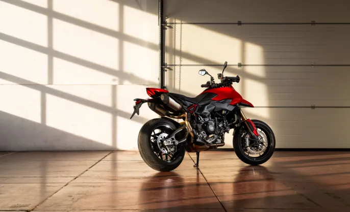 MY26_HYPERMOTARD_V2_STATIC_ON_LOCATION _16__UC873957_High