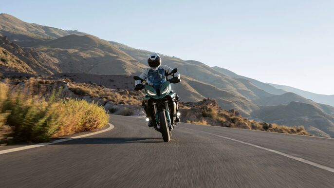 P90625152_highRes_bmw-s-1000-xr