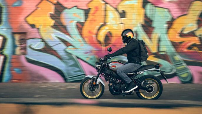 2026-Yamaha-XS125SV-EU-Legend_Silver-Action-004-03