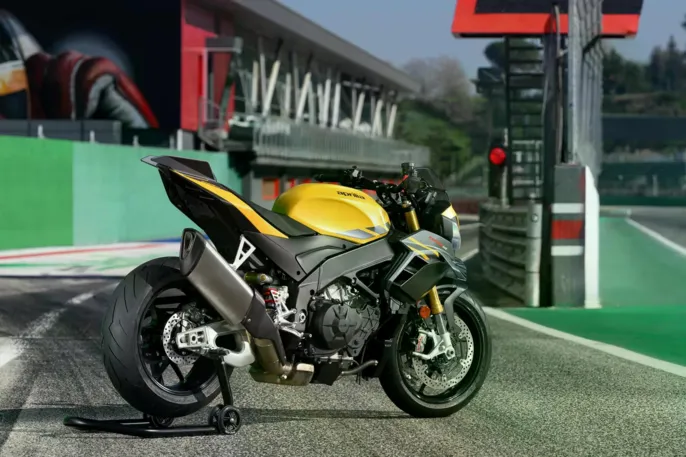 Aprilia_TuonoV4_gallery_1920x1280_4