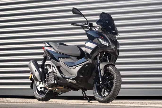 Aprilia_SR-GT_close-up_1920x1280_design_11zon