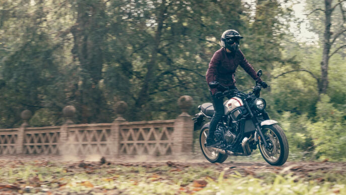 2022-Yamaha-XS700SCR-EU-Tech_Black-Action-001-03