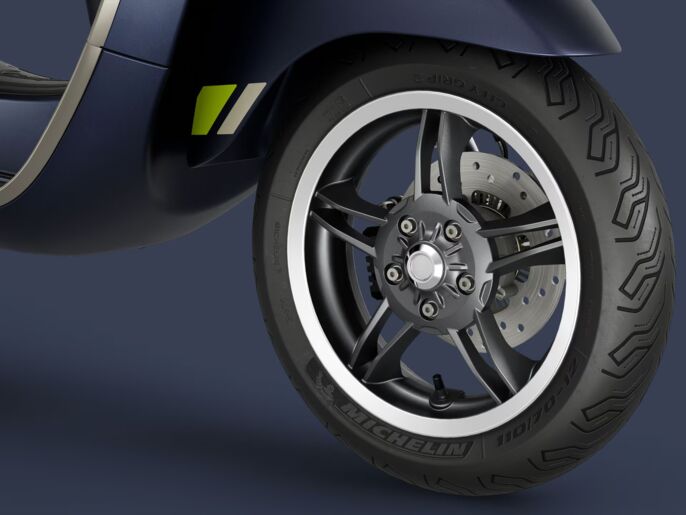 Vespa_Facelift_Primavera125-TECH_Blu-Curioso_Tabs_1920x1440_close-up_Ruota-ant_1