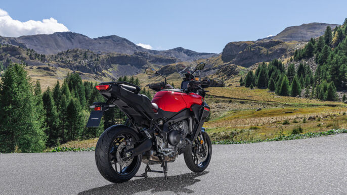 2025-Yamaha-MT09ATRS-EU-Redline-Static-006-03