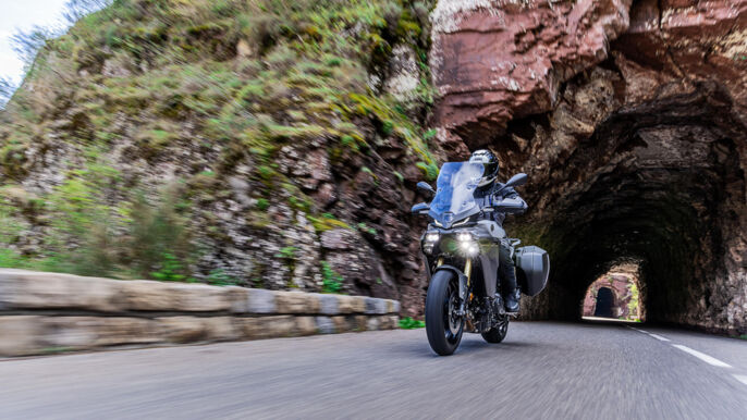 2025-Yamaha-MT09ATRDXS-EU-Ceramic_Ice-Action-011-03